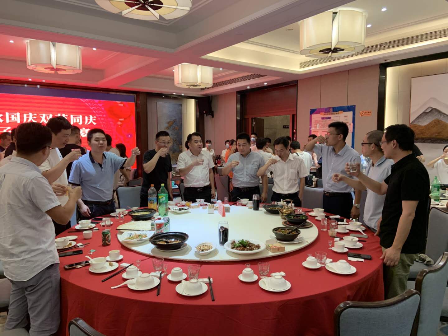 中秋國慶雙節(jié)同慶，旭子家人團圓宴